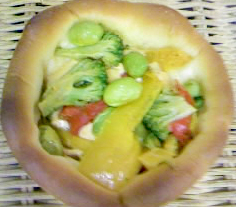 彩り野菜のロールパンの写真